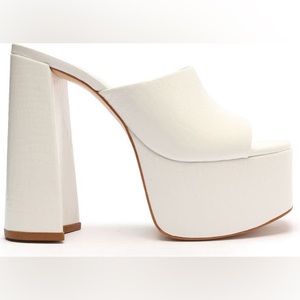 NEW NEVER WORN PLATFORM leather CROC EMBOSSED CHIC HEELS!!! Gorgeous…. SIZE 9